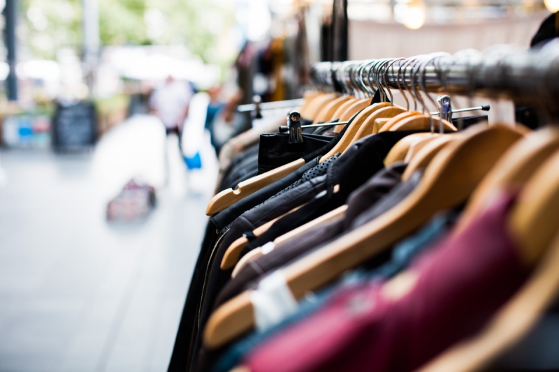 boutique-LA FARLEDE-min_blur_close_up_focus_hanger_jacket_market_people_rack-1176303