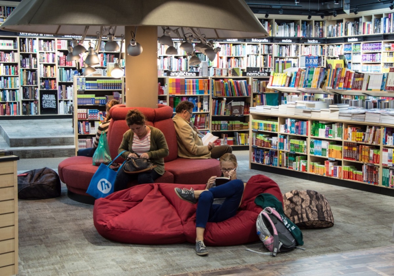 boutique-LA FARLEDE-min_books_bookstore_book_reader_readers_reading_shop_sale_books-849006