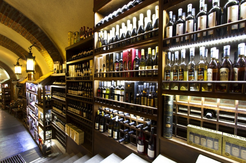 boutique-LA FARLEDE-min_world_street_travel_shop_canon_georgia_wine_bottles-429767
